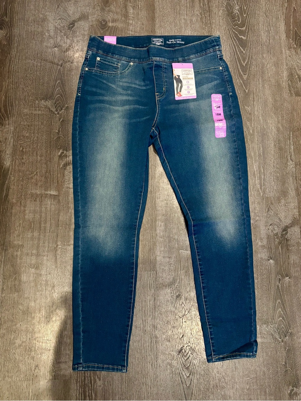 NWT Signature Levi Strauss Totally Shaping Pull-On Skinny Jeans